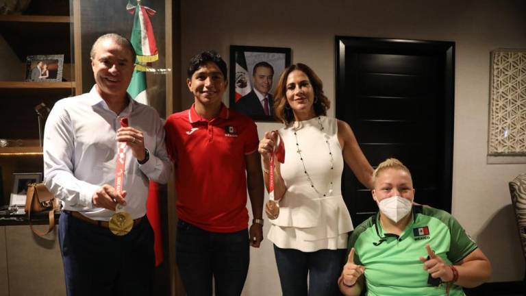 Los medallistas Juan Diego y Rosa María Guerrero junto al Gobernador Quirino Ordaz y su esposa Rosy Fuentes de Ordaz.