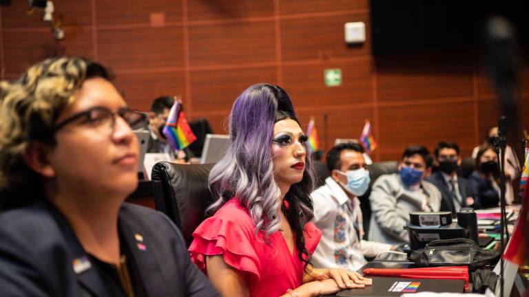 En 2022, ‘Amanda’ se convirtió en la primera Drag Queen en tomar la tribuna en el Senado de la República durante el Primer Parlamento Juvenil LGBTIQ+.