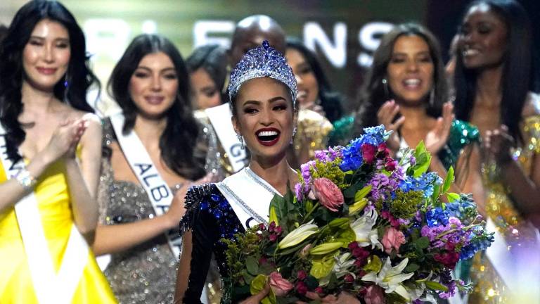 R’Bonney Gabriel se lleva la corona de Miss Universo para Estados Unidos.