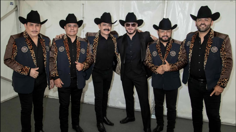 Pitbull grabará con los Tucanes de Tijuana.