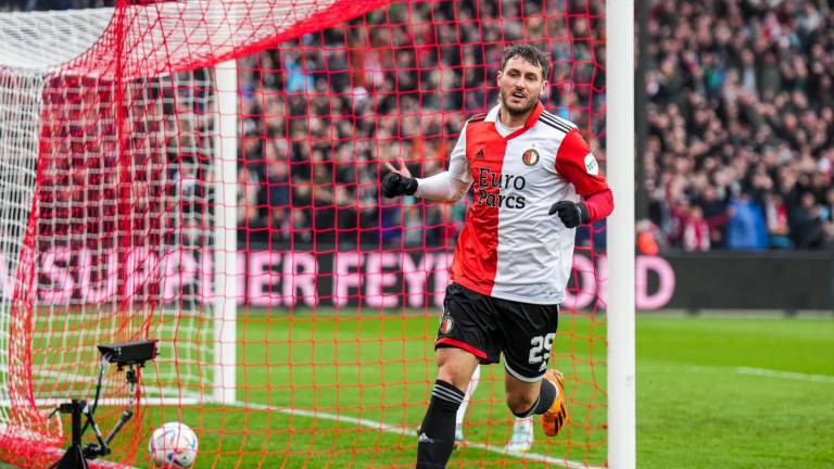 En el Feyenoord piensan que Giménez debe fortalecerse aún más.