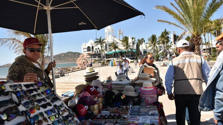 Oficialía Mayor de Mazatlán levanta 18 infracciones a vendedores de playa y comercios