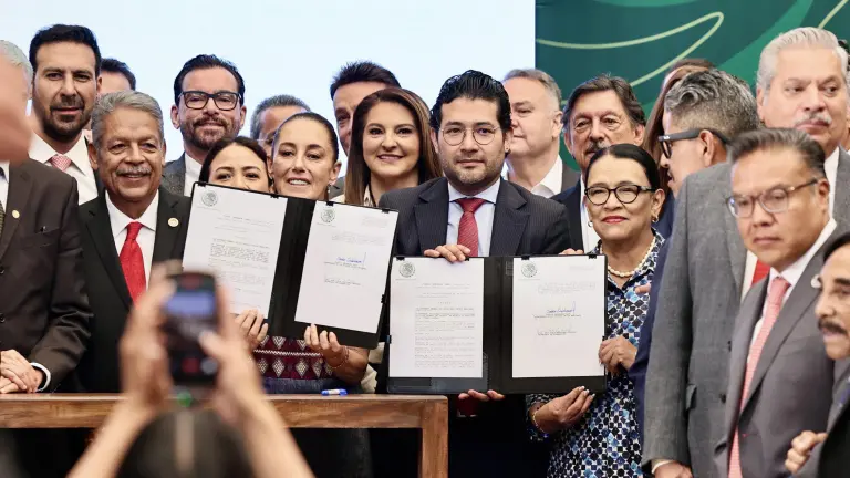 La Presidenta Claudia Sheinbaum Pardo, con líderes de sindicatos, firma acuerdo iniciar con la reducción paulatina de la jornada laboral por semana.