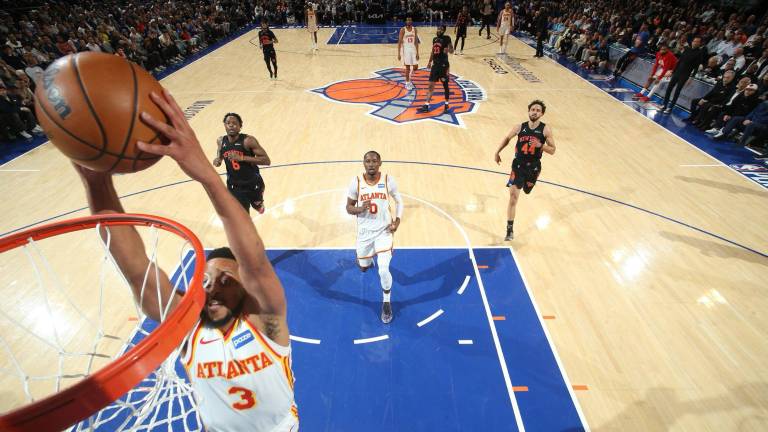 CJ McCollum encesta un par de los 32 puntos que tuvo en la jornada por los Hawks.