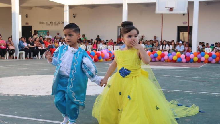 Lucen niños de los CADI Centro y CAIC, en Festival de la Primavera en Escuinapa