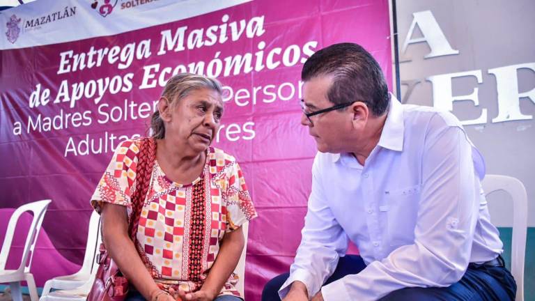 Entregan en Mazatlán apoyos a madres solteras y adultos mayores