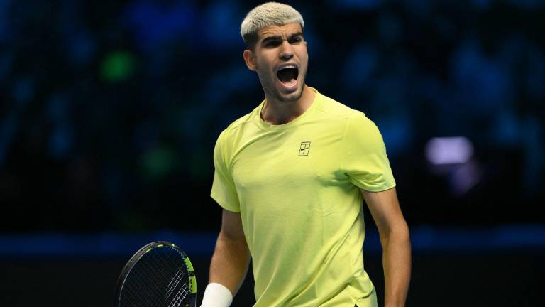 Carlos Alcaraz, bajo la atenta mirada de Juan Carlos Ferrero, durante un entrenamiento en el US Open 2025.