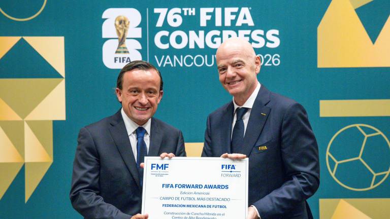 Mikel Arriola junto al presidente de la FIFA, Gianni Infantino.