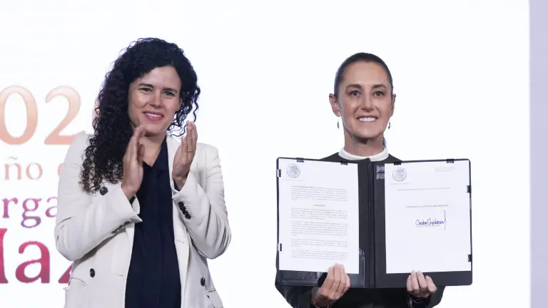 Luisa María Alcalde, consejera jurídica de Presidencia, y la presidenta Claudia Sheinbaum.