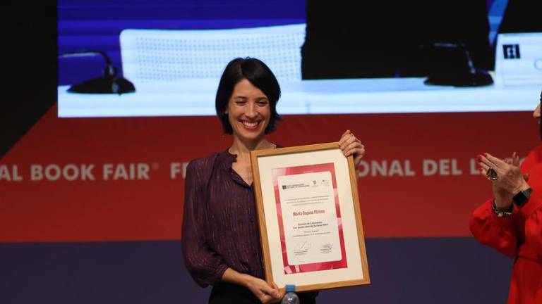 La escritora colombiana María Ospina Pizano recibió el Premio Sor Juana, en la FIL de Guadalajara.