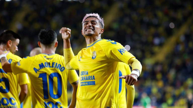 Julián Araujo recibe fuerte sanción.