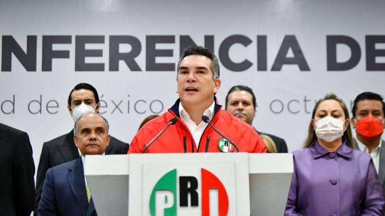 Conferencia del dirigente nacional del PRI, Alejandro Moreno; a su espalda, Mario Zamora.