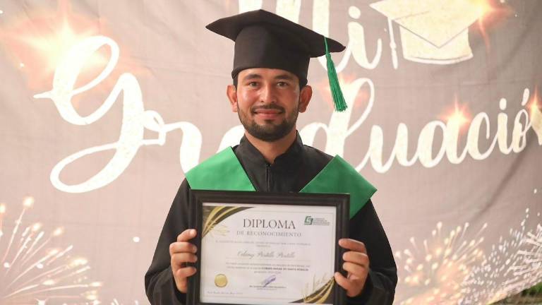 Odany Portillo Portillo logró superar la distancia y la discapacidad auditiva para graduarse de bachillerato en Cobaes.