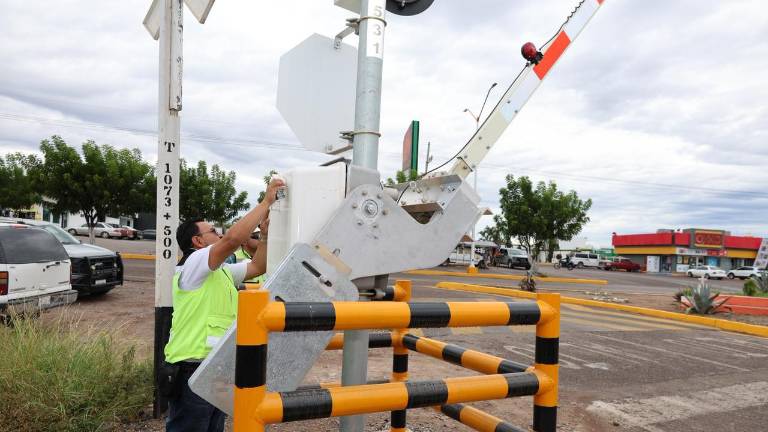 Entran en funciones plumillas preventivas en el cruce ferroviario del bulevar Playa Ceuta.