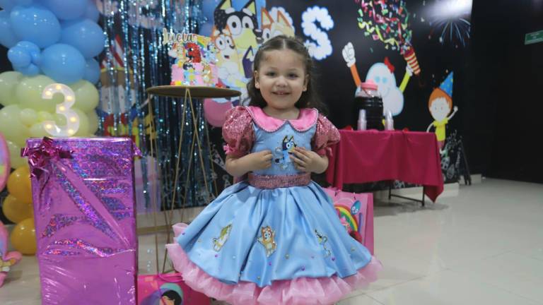 Lucía Adara Llamas Serrano celebra su tercer cumpleaños con temática de Bluey.