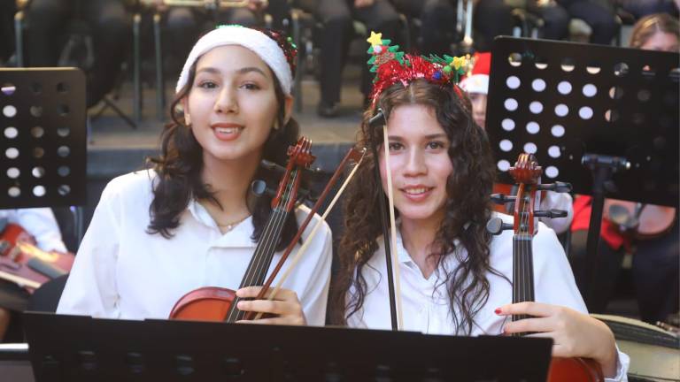 Ángeles Lizárraga y Karla Peña.