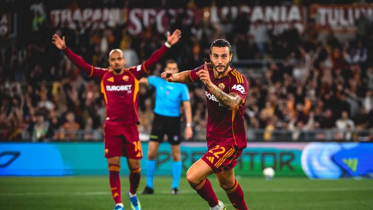Mario Hermoso celebra el gol que anotó para la Roma.