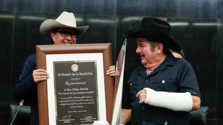 Eliseo Robles y Lalo Mora son reconocidos por la Cámara de Senadores