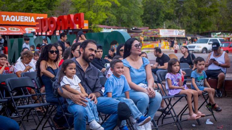 Un público familiar se reunió para disfrutar la presentación de teatro guiñol.