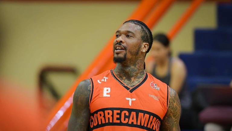 Charles García Jr. se desempeña como alero y ala-pívot.