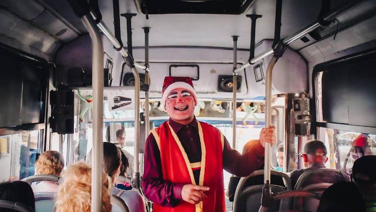 Fernando García Flores, conocido como el payaso “Corbatita”, realiza rutinas de comedia en camiones urbanos del Centro de Culiacán, donde desde temprano busca arrancar sonrisas a los pasajeros.