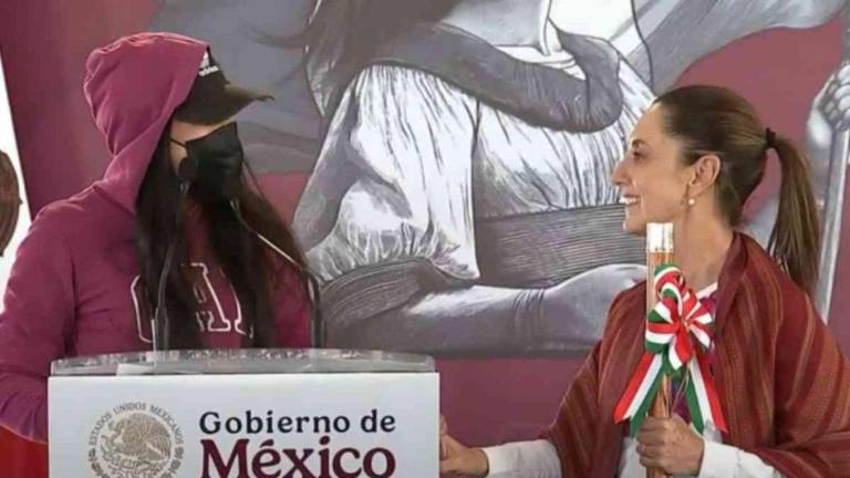 Ríos burló la seguridad de presidencia y subió al templete para protestar contra el gobernador Salomón Jara por la supuesta liberación de su agresor.