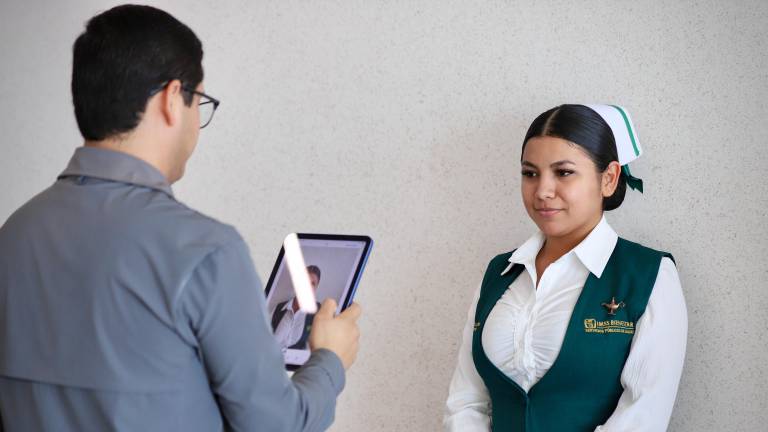 Un equipo de tecnologías se encuentra tomando las fotografías al personal de salud que labora en esta institución y serán entregadas en los próximos días.