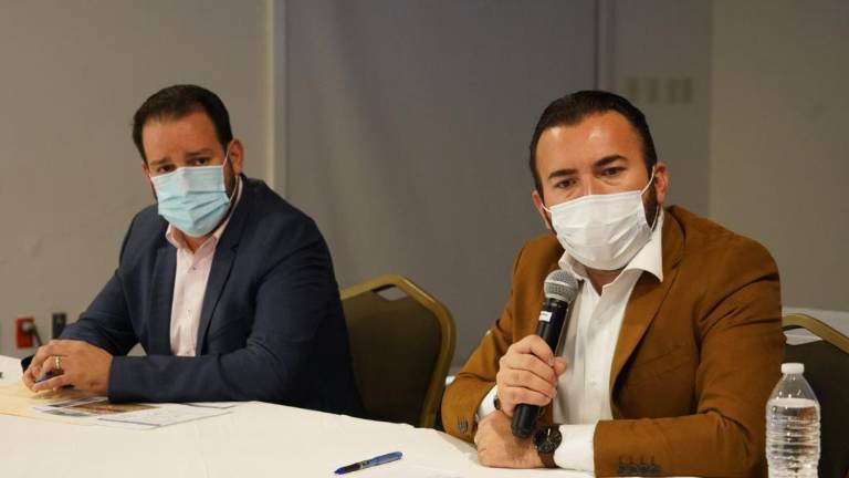 Ricardo Velarde, Secretario de Desarrollo Económico, Turismo y Pesca, y José Ángel Tostado, director del Instituto de Cultura de Mazatlán, en rueda de prensa en León, Guanajuato.