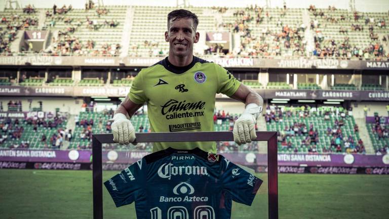 El portero charrúa Nicolás Vikonis recibió un reconocimiento de parte de Mazatlán FC al llegar a los 100 encuentros disputados en México.