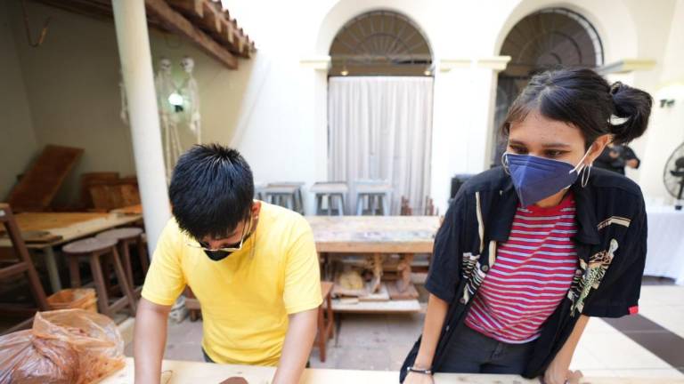 Con música, canto y un taller gratuito de ocarina fue recordado el profesor Sergio Flores, fundador del Taller de Artes Plásticas del CMA en su primer aniversario luctuoso.