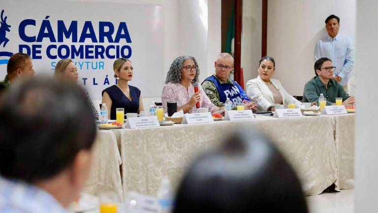 La Gobernadora Graciela Domínguez Nava sostuvo una reunión este sábado con empresarios de Mazatlán, donde se planteó la estrategia de seguridad.