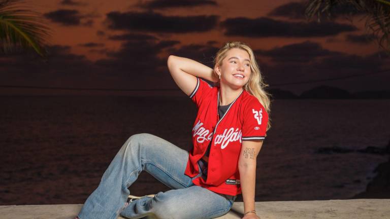 La casaca es predominantemente roja.