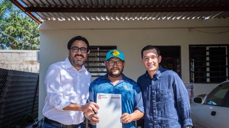 El Alcalde de Culiacán, Juan de Dios Gámez Mendívil, encabezó la entrega de escrituras en la colonia Bicentenario.