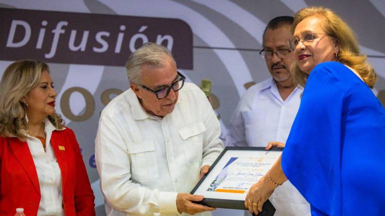 El Gobernador Rubén Rocha Moya entrega la Cartilla de Derechos de las Mujeres al SNTE 53.