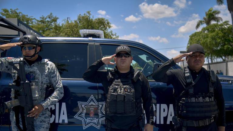 Durante el evento se entregó equipamiento táctico y cinco patrullas para reforzar la vigilancia en el municipio.