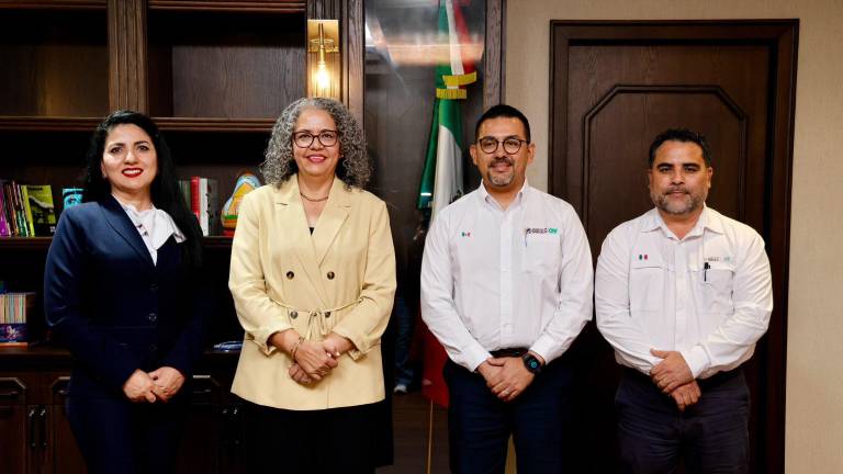 La Gobernadora de Sinaloa Graciela Domínguez Nava con funcionarios de CFE.