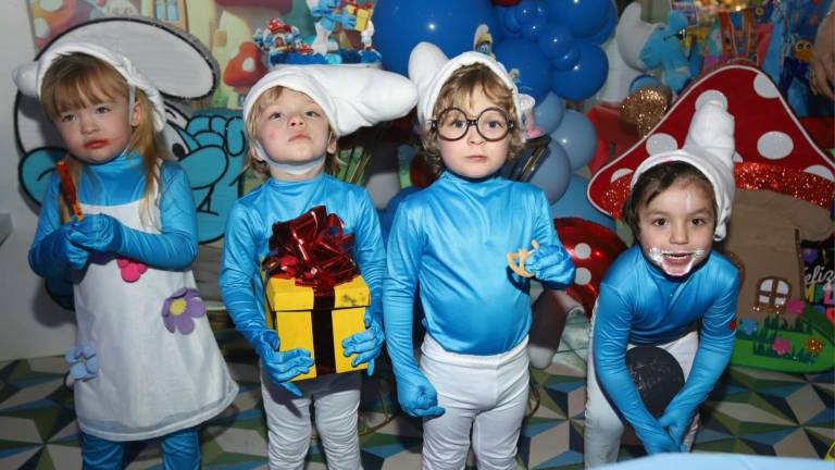 Alice Kaitlyn, Jhonny Demir, Jayden Issak y Alfred Thomas Wolf León celebraron sus 4 años vestidos como Los Pitufos.