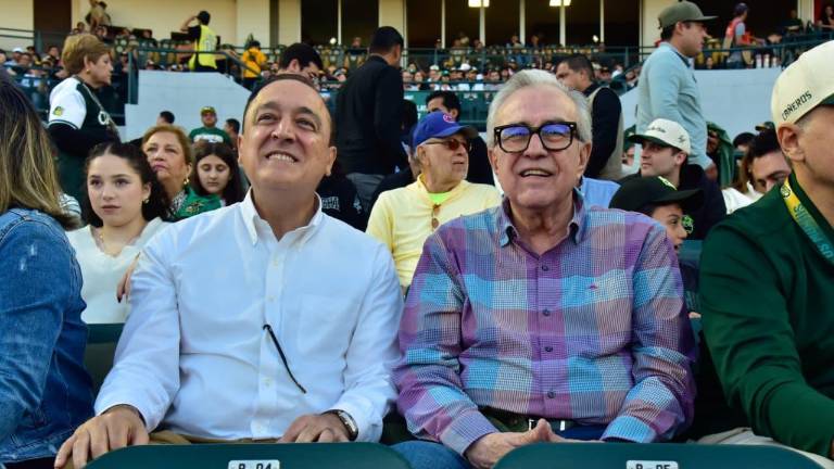 Rubén Rocha Moya (der.) asistió al juego entre Cañeros y Tomateros.