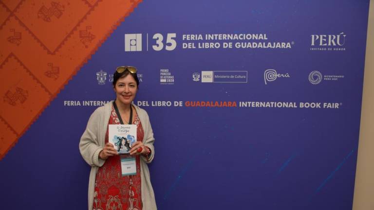 La escritora Irma Calvo presenta su libro ‘El secreto de la ciénega’, en la Feria del libro de Guadalajara.