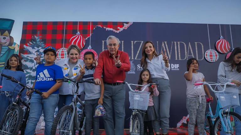 Niños y niñas recibieron una bicicleta y otros regalos en la posada.
