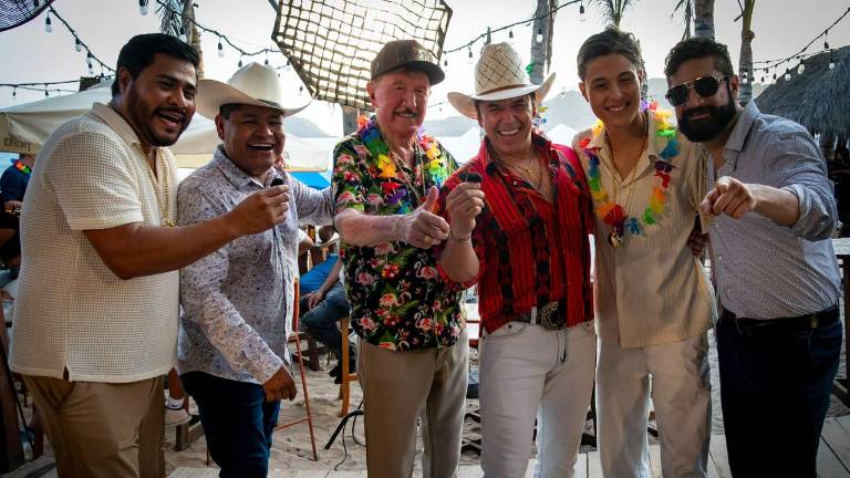Raúl Sandoval, Erasmo Catarino y Banda Estrellas de Sinaloa de Germán Lizárraga unen sus voces en el nuevo sencillo “La Churumbela”.