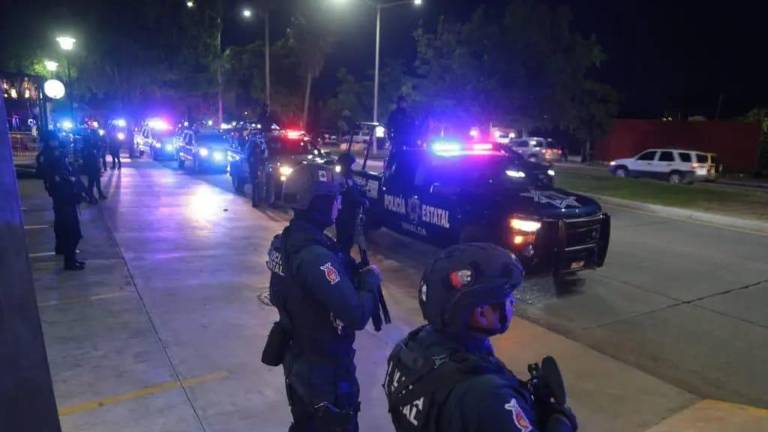 Elementos de seguridad mantienen vigilancia durante un operativo implementado en Culiacán.