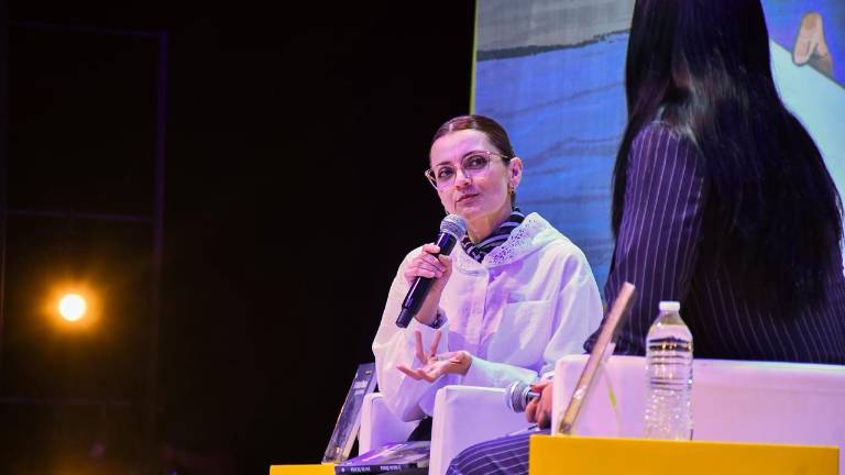 La autora Salud Ochoa presentó su libro “El Halcón Blanco” acompañada por la periodista Belém Angulo en la Feria Internacional del Libro Culiacán 2025.