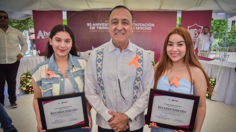 Dos jóvenes de Ahome fueron reconocidas como heroínas al participar en los rescates durante el incendio de una plaza comercial de Los Mochis.