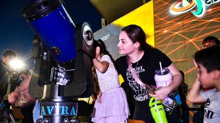Familias acudieron al Centro de Ciencias de Sinaloa para observar la luna este sábado con telescopios.