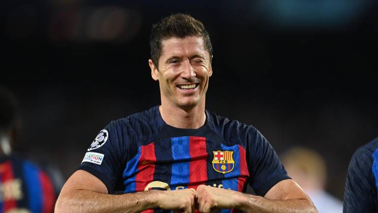 Robert Lewandowski marca tres goles por el Barcelona.