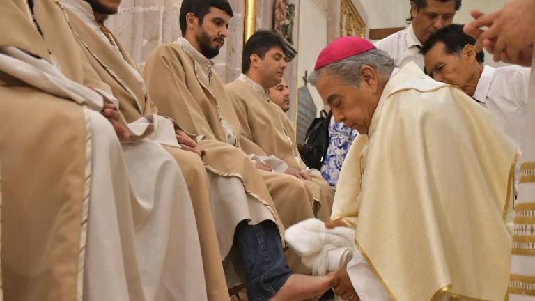 En la misa de Jueves Santo en Culiacán, el Obispo Jesús José Herrera Quiñónez destacó el significado del Lavatorio de Pies como un acto de humildad y entrega.