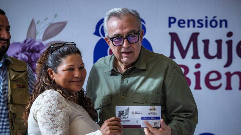 El Gobernador de Sinaloa Rubén Rocha Moya encabeza la entrega de tarjetas de la Pensión Mujeres Bienestar.