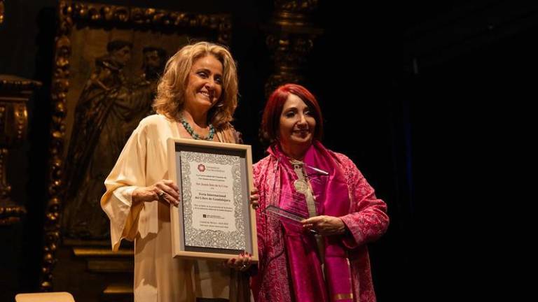 Carmen López Portillo, rectora de la Universidad del Claustro de Sor Juana, y Marisol Schulz Manaut, directora general de la FIL Guadalajara, durante la entrega del reconocimiento.