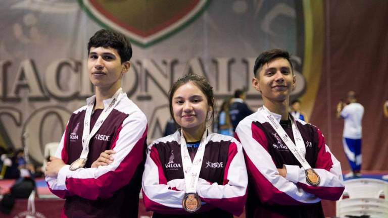 Los tres taekwondoínes sinaloenses presumen sus respectivas medallas de bronce, logradas en los Nacionales Conade.